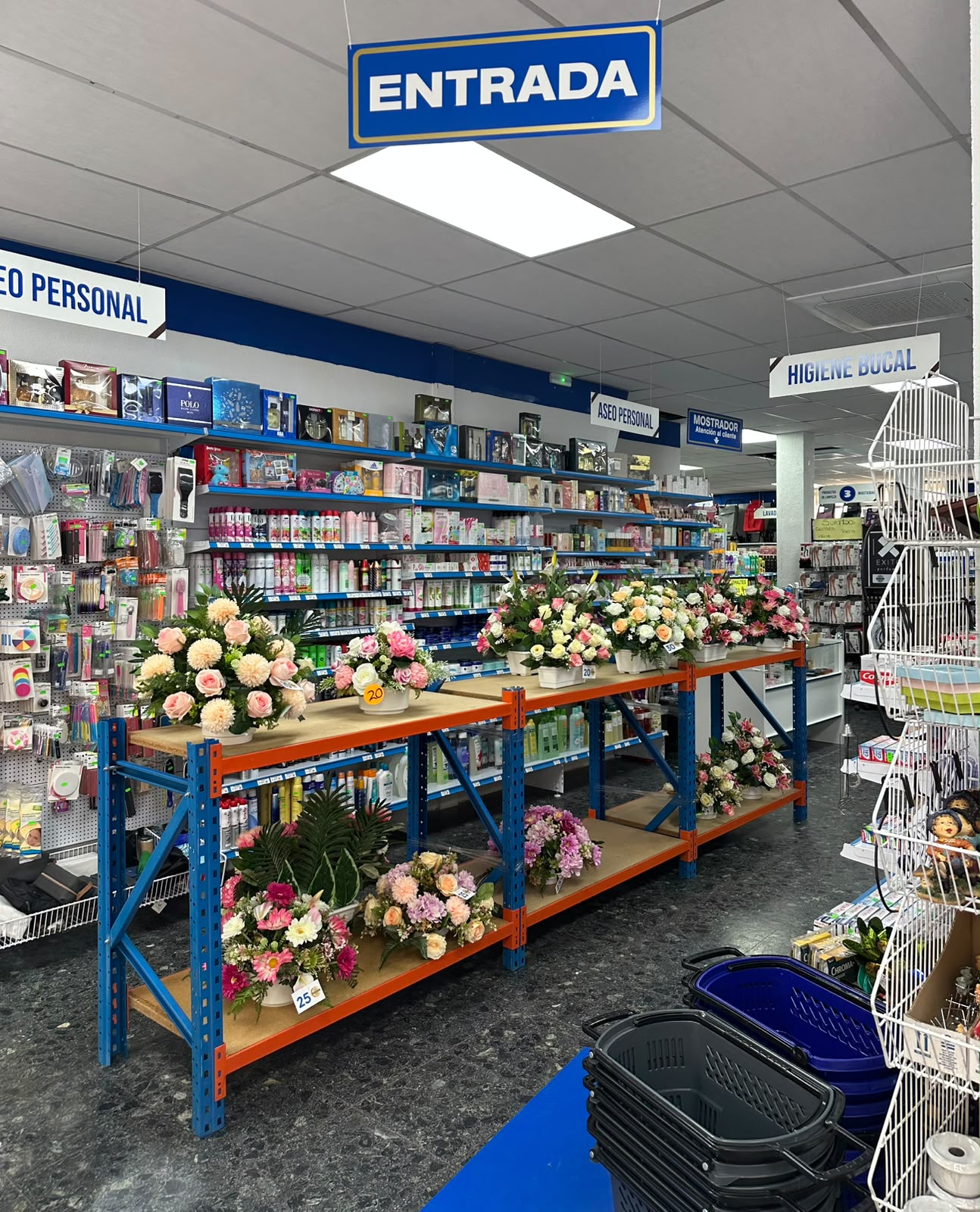 Centros florales en la entrada de Super Cien